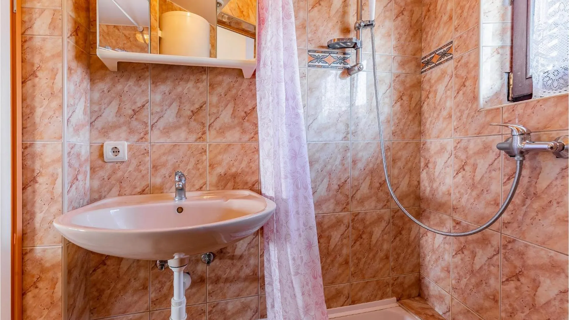 1 Bedroom Awesome Apartment In Liznjan Croatia